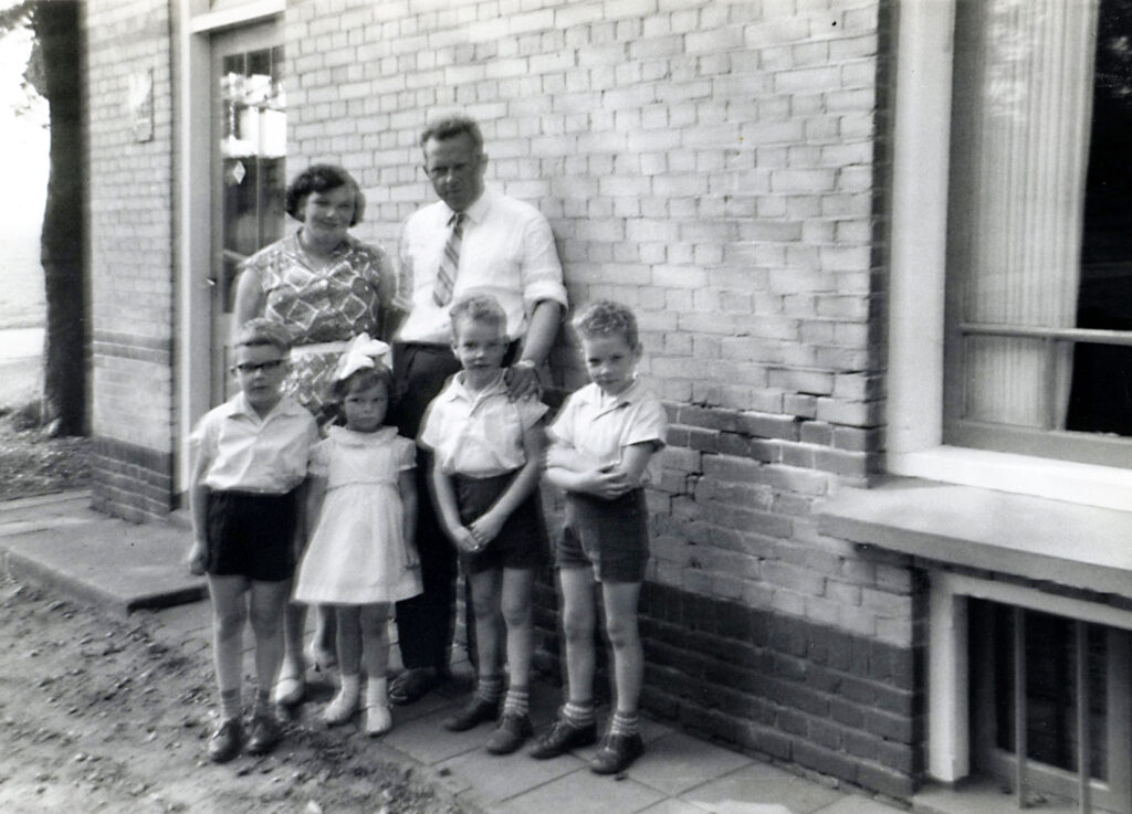 Foto 3 Gezin Bakker Jan Zwakenberg Met Echtgenote Annie En Kinderen Vlnr Herman, Jeanne, Tweeling Gerard En Bennie