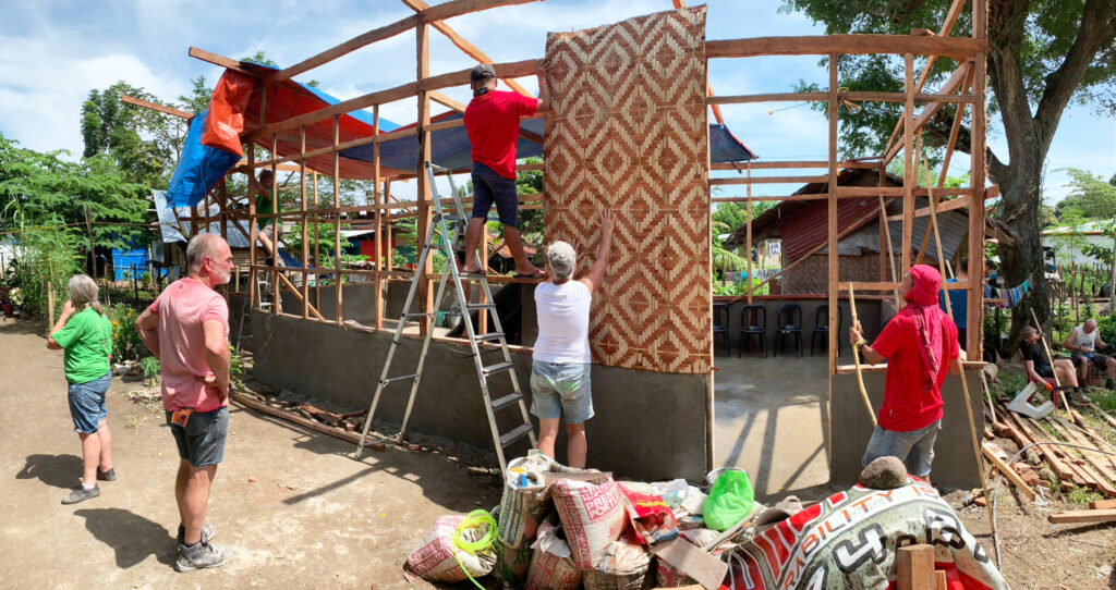 Het Bouwen Van Orkaan Bestendige Huisjes Door De Red Horse Company Op De Filipijnen 6 Eigen Foto