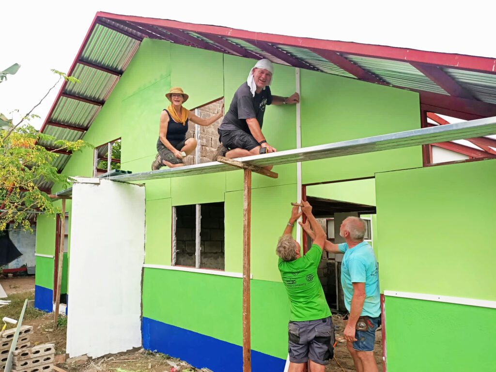 Het Bouwen Van Orkaan Bestendige Huisjes Door De Red Horse Company Op De Filipijnen Eigen Foto