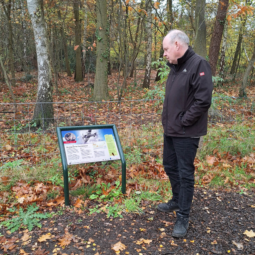 Hans Bij Herdenkingsbord Foto RH Klein