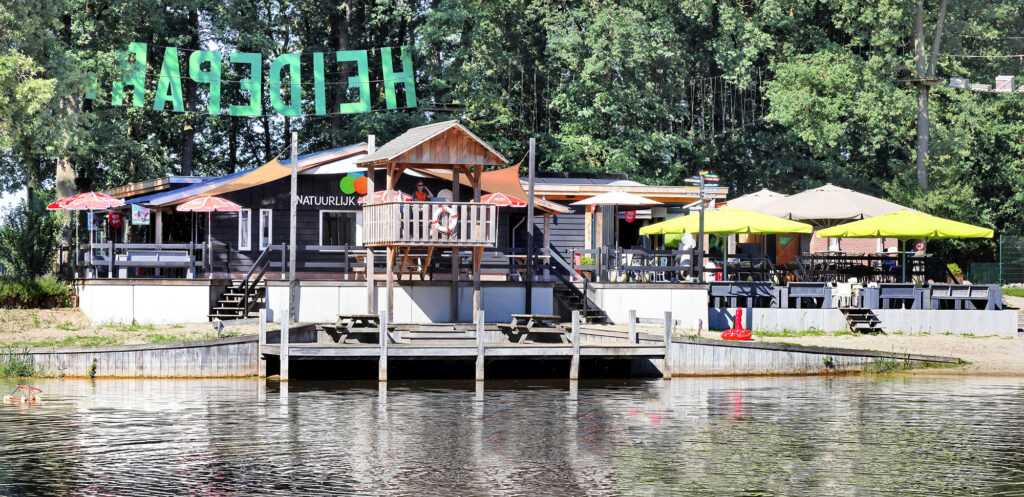 Natuurlijk Heidepark Nieuw Gebouw Met Terras Op Een Zonnige Dag (foto Hans Heerink)