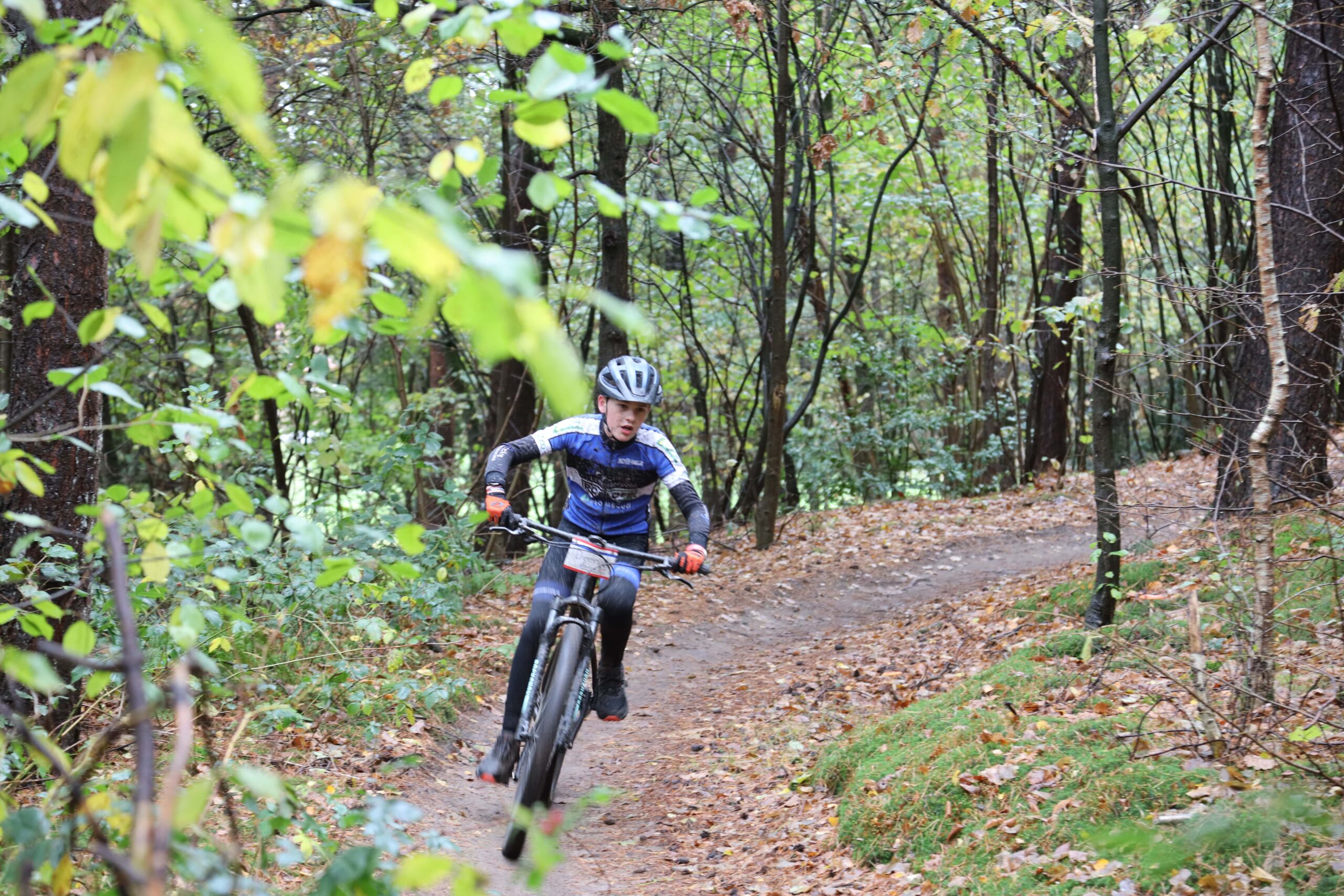 Een toch wel natte en modderachtige editie van KokkieBikes Hellendoornse Bossentocht 2025