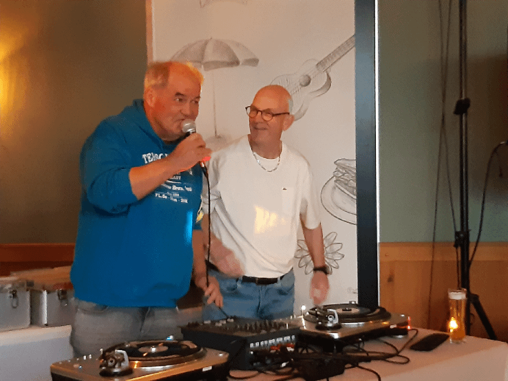 Jan en Jan draaiden plaatjes bij ‘Bij de Buurman’