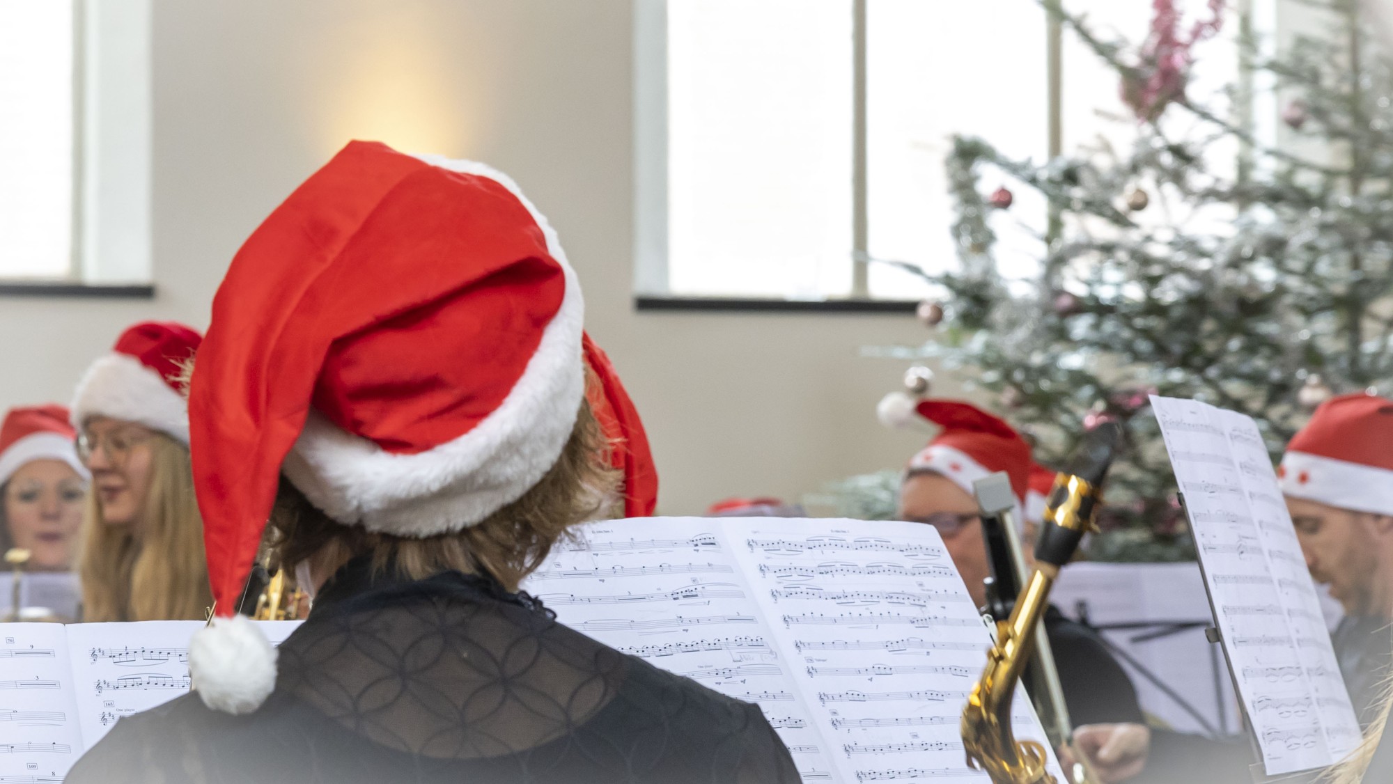Het Kerst-koffieconcert van Muziekvereniging Polyhymnia Lemelerveld brengt kerstsfeer in het Hofje v