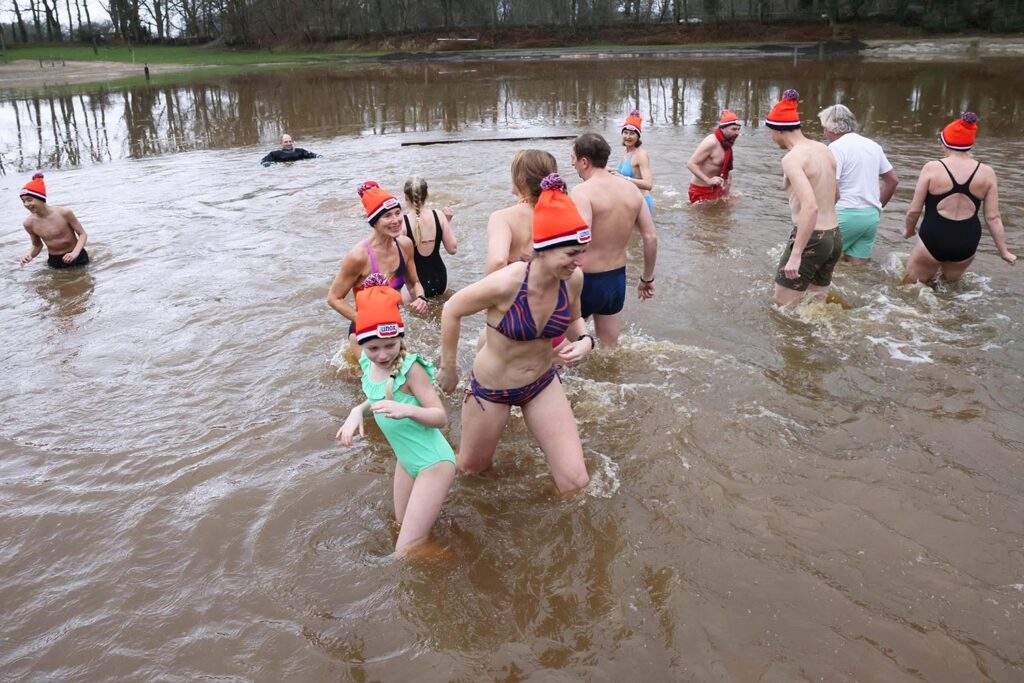 Nieuwjaarsduik 2026 Heidepark Foto Hans Heerink (30)