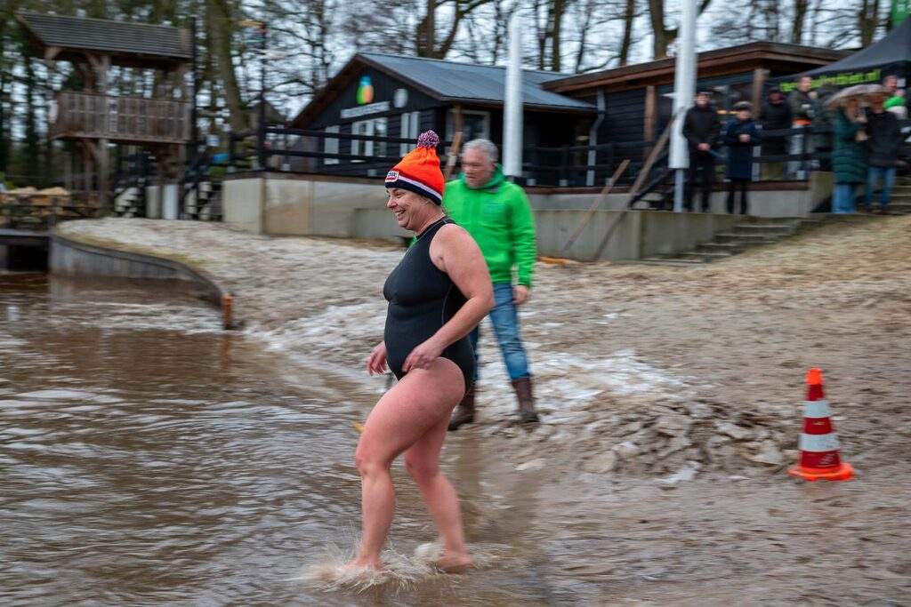 Nieuwjaarsduik 2026 Heidepark Foto Hans Jansen (12)