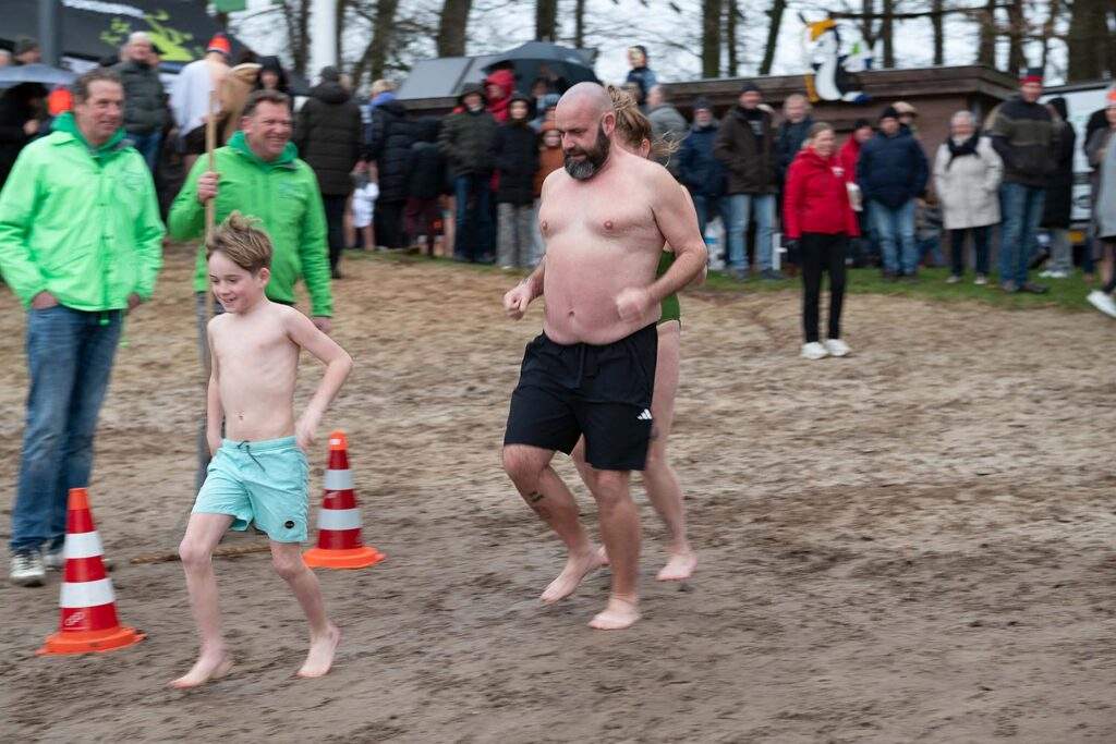 Nieuwjaarsduik 2026 Heidepark Foto Hans Jansen (6)