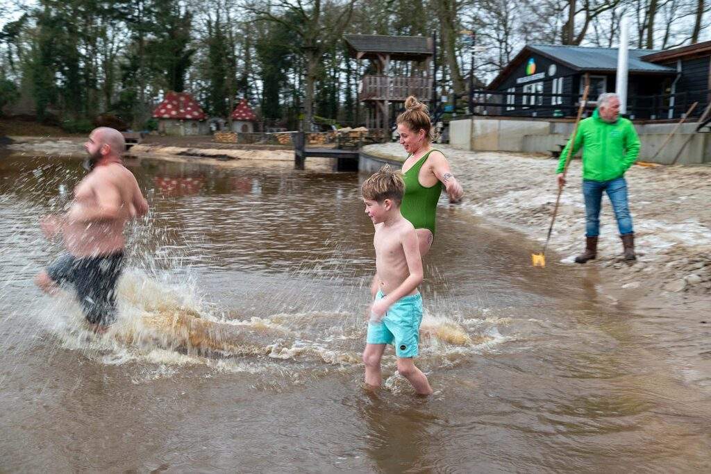 Nieuwjaarsduik 2026 Heidepark Foto Hans Jansen (7)